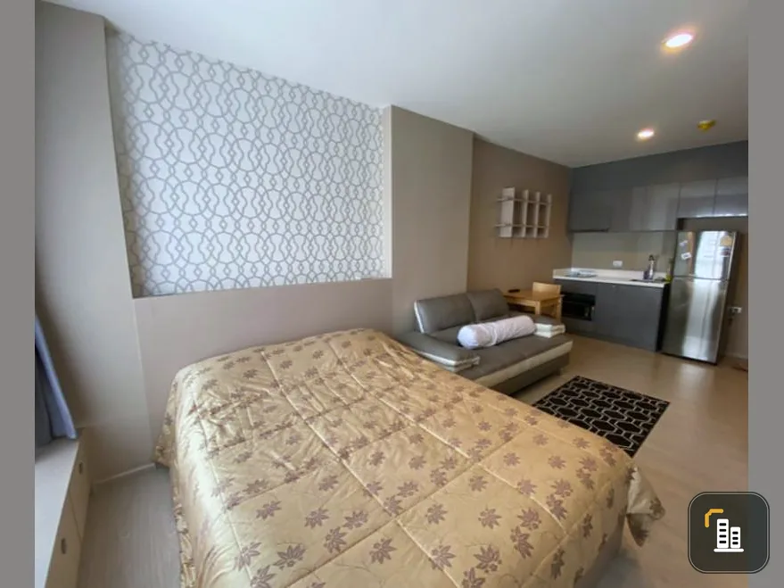 Rhythm Asoke for rent, 2 rooms decorated in two-tone style, warm style, built-in wardrobe If you want a good room, you need to reserve a lane.