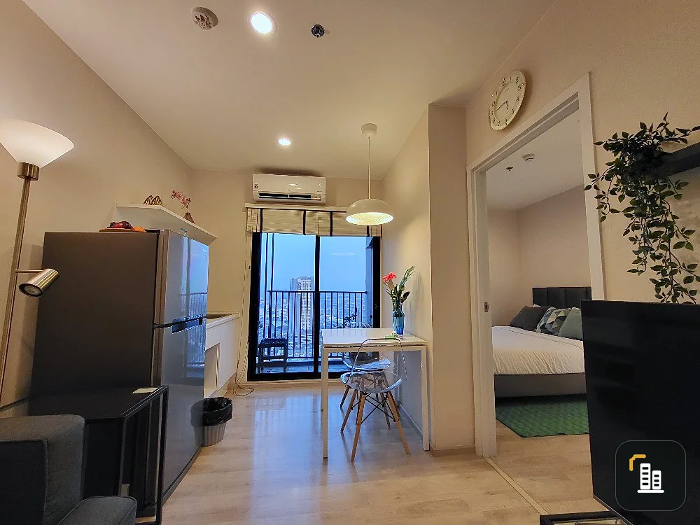 For sale: Plum Condo Central Station, 34th floor, city view, fully furnished, beautiful, livable. Let me tell you, this price is a great value. Book n
