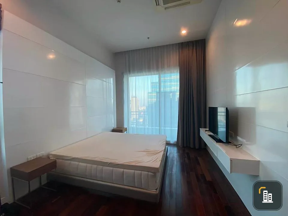 For rent: Circle Condominium, high floor, room ready to move in. Wide with plenty of usable space. If you don't reserve, you'll miss a lot.