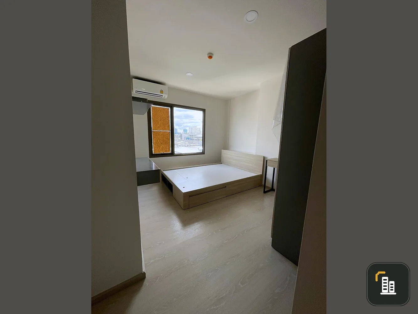 For sale, Feel Phahon 34, 8th floor, corner room, fully decorated, fully furnished, has a Walk in Closet. Let me tell you, it's very livable.