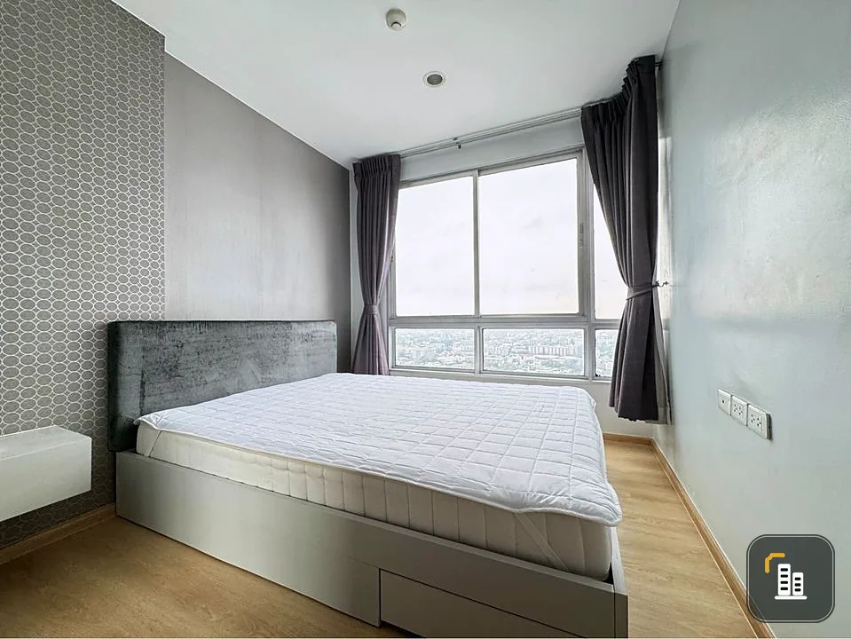 For sale: The Base Sukhumvit 77, high floor, room ready to move in. Decorate the wall brightly Good furniture If you don't reserve, you'll miss a lot.