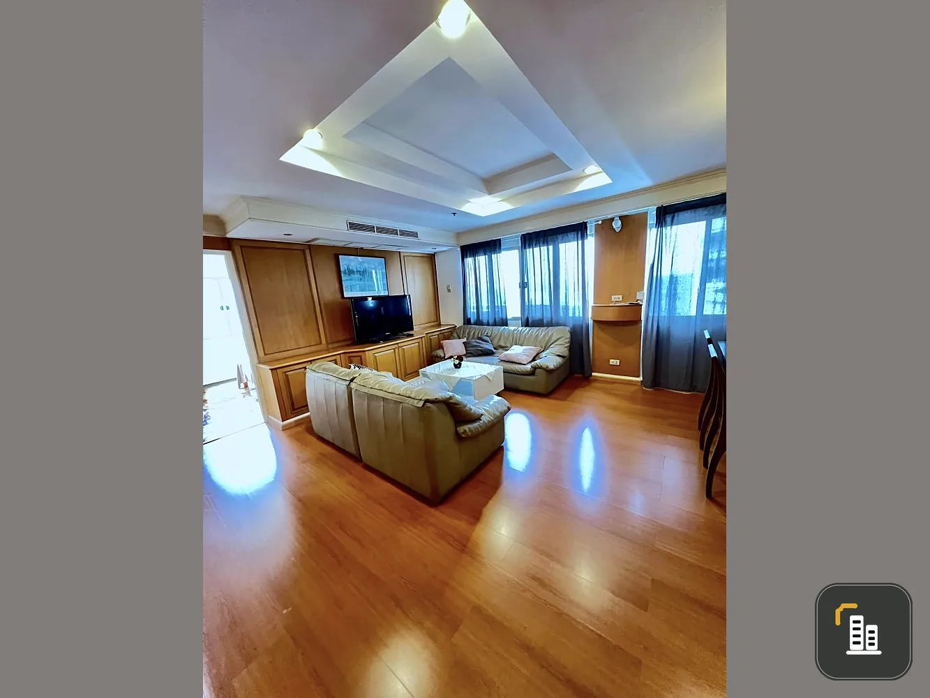 For rent: Witthayu Complex, 2 bedrooms, 2 bathrooms, 33rd floor, good view, great price. Let me tell you, you definitely shouldn't miss it.