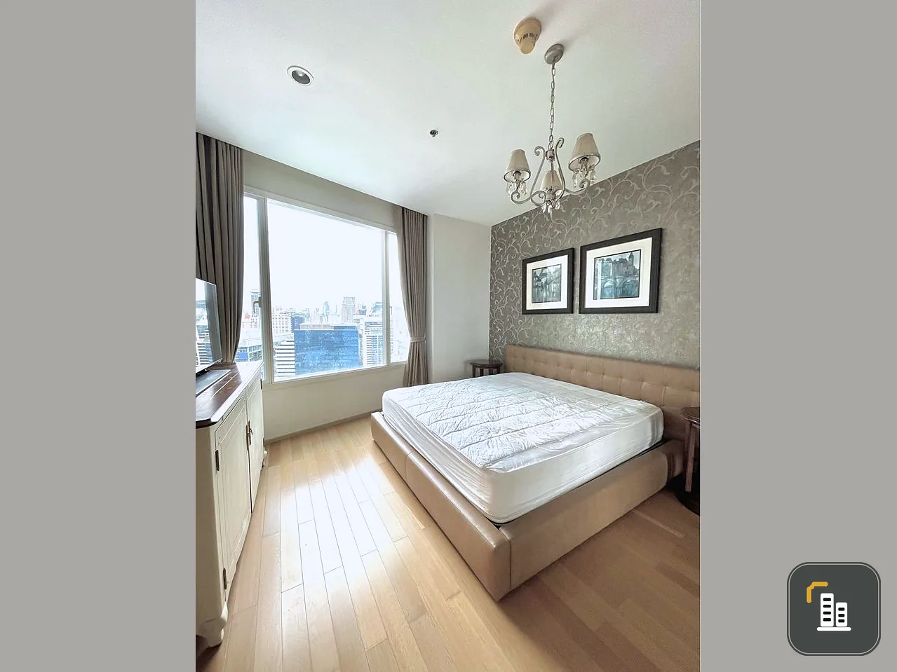 For rent 39 by Sansiri, spacious room, ready to move in, complete set of furniture. Complete with electrical appliances. Reserve now.