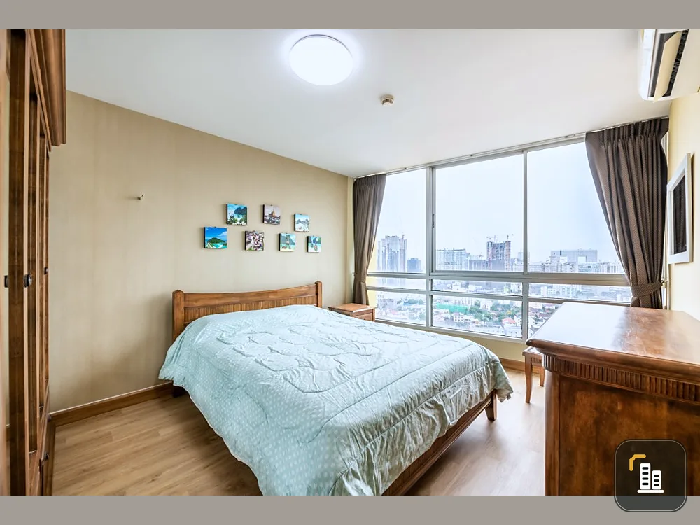 Urgent sale, The Zest Condo, Lat Phrao, room with good wallpaper. Great price If you don't reserve, you will regret it.