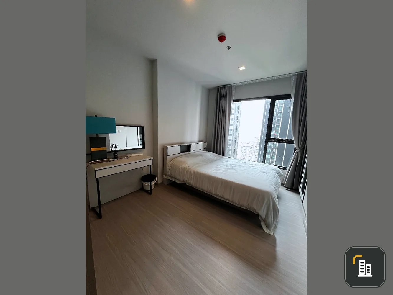 For rent, Life Asoke Rama 9, room ready to move in, 33rd floor, high view, separate kitchen, must book now.