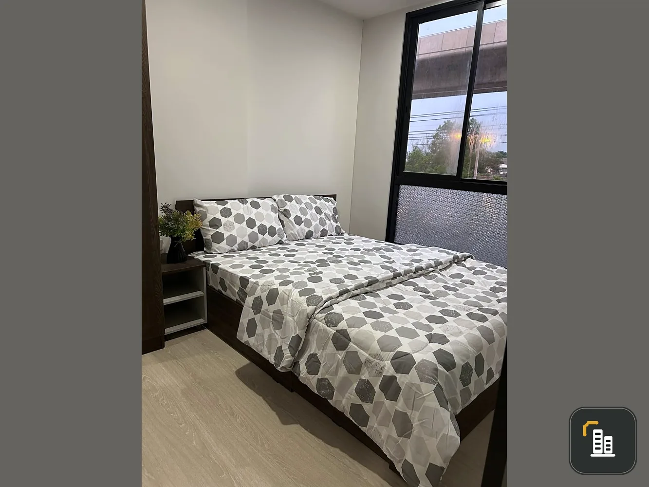 For rent: New Cross Khu Khot Station, 2nd floor, BTS view, comes with complete decoration. If interested, hurry and reserve now.