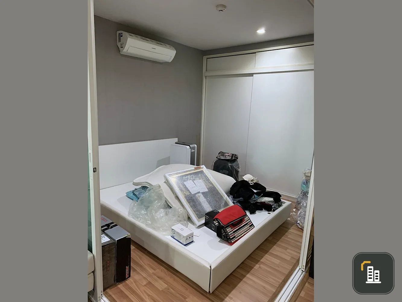 For sale: V Condo, 1 bedroom, 1 bathroom, furnished + electrical appliances ready. You can drag your bag here. Don't miss it.
