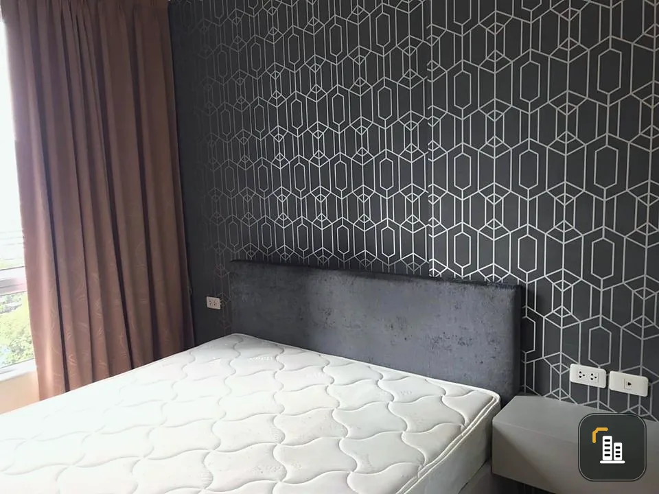 For sale: The Base Sukhumvit 77, 14th floor, swimming pool view. The room is well wallpapered. Great price, hurry up and buy it.
