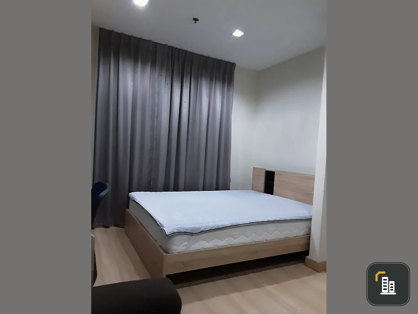 For rent IDEO Mobi Phayathai, simple color tone room, easy to decorate. The furniture is ready to move in. Don't postpone it, book now.