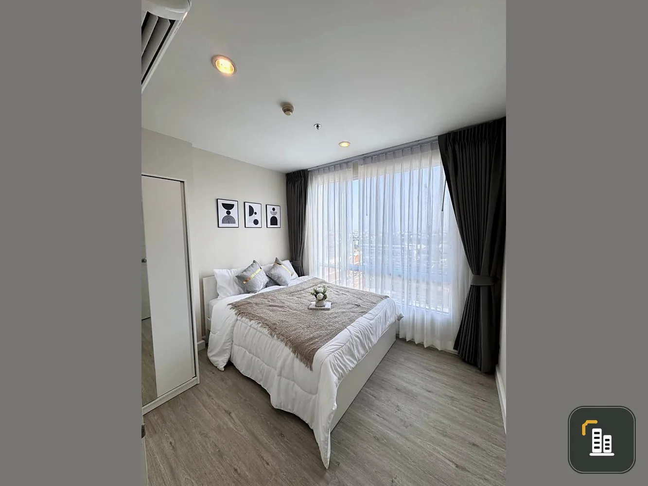 For rent The Sky Sukhumvit, a nice decorated room, white tones, easy on the eyes, easy on the price, hurry and reserve now, don't wait.