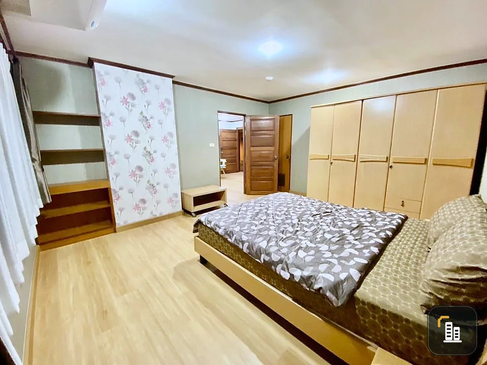 For rent Aree Place, spacious room Lots of usable space The wardrobe is very large. Don't postpone it. Hurry and reserve now.