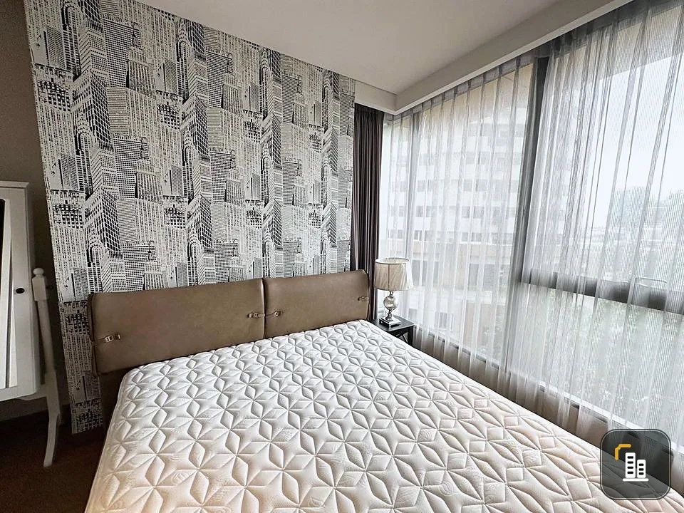 Condo for sale The Lumpini 24, big bed, very comfortable to sleep. The bedroom is well decorated with wallpaper. Hurry and reserve yours now.