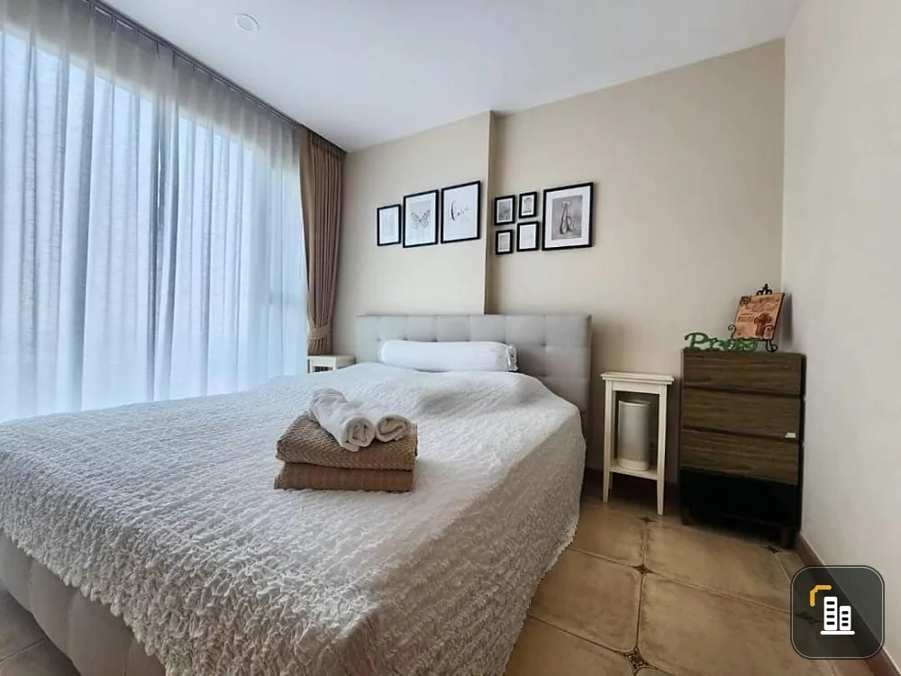 For rent: Riviera Jomtien, Pattaya, elegantly decorated room. Install wallpaper throughout the room. Plus you get the best view, don't miss it.