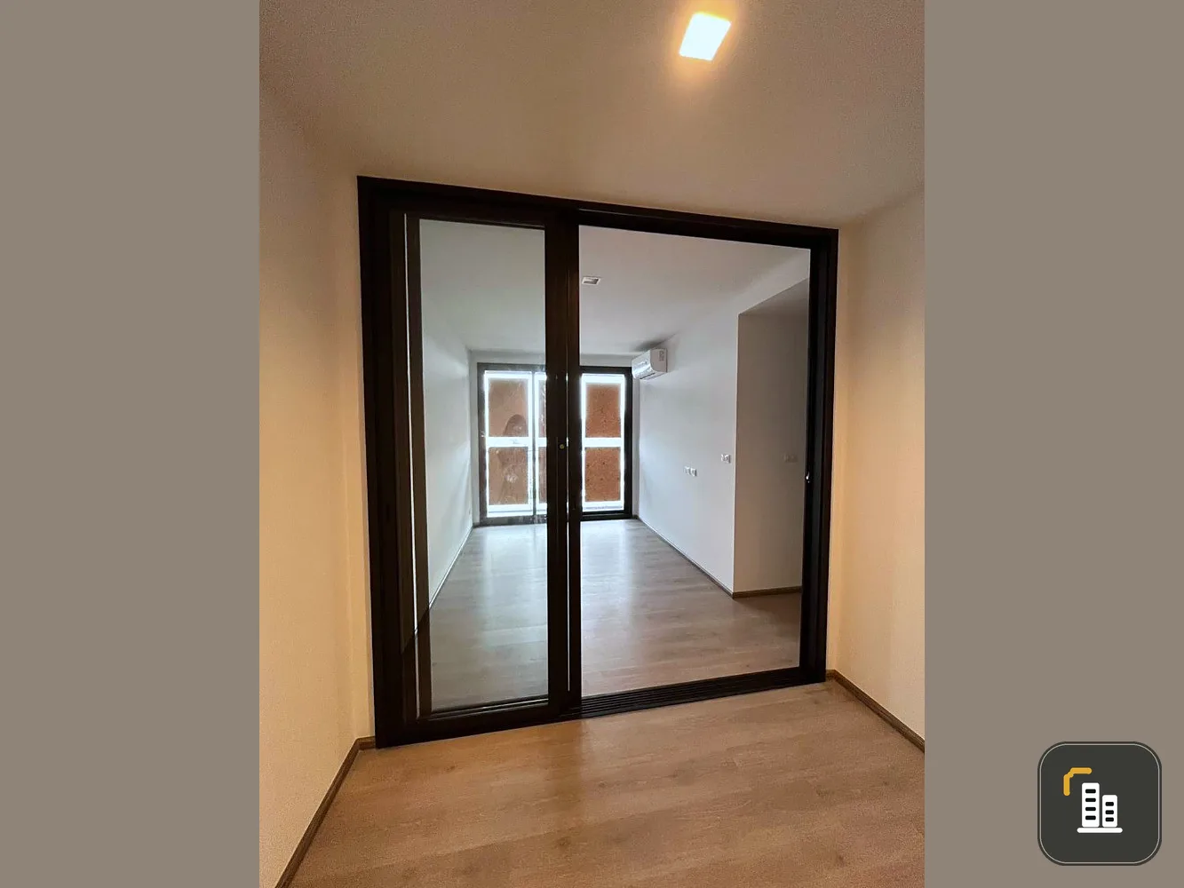 Condo for sale, The Line Phahonyothin Park, empty room, not expensive, room decorating lovers should not miss this room.