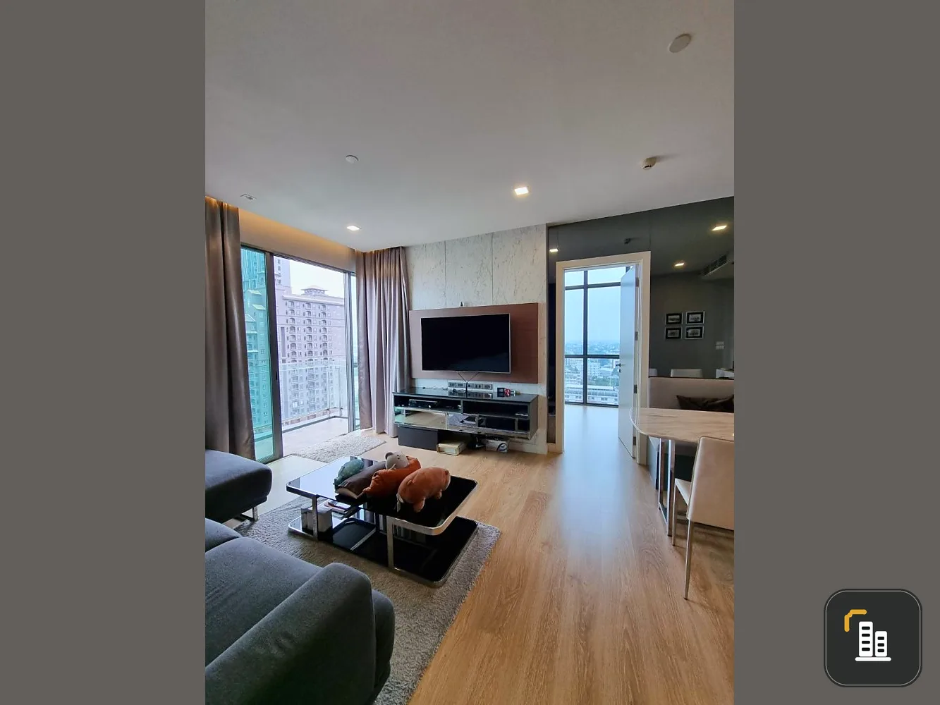 For sale: The room 62, 2 bedrooms, 2 bathrooms, fully decorated with built-ins, complete set of furniture, just drag your bags.