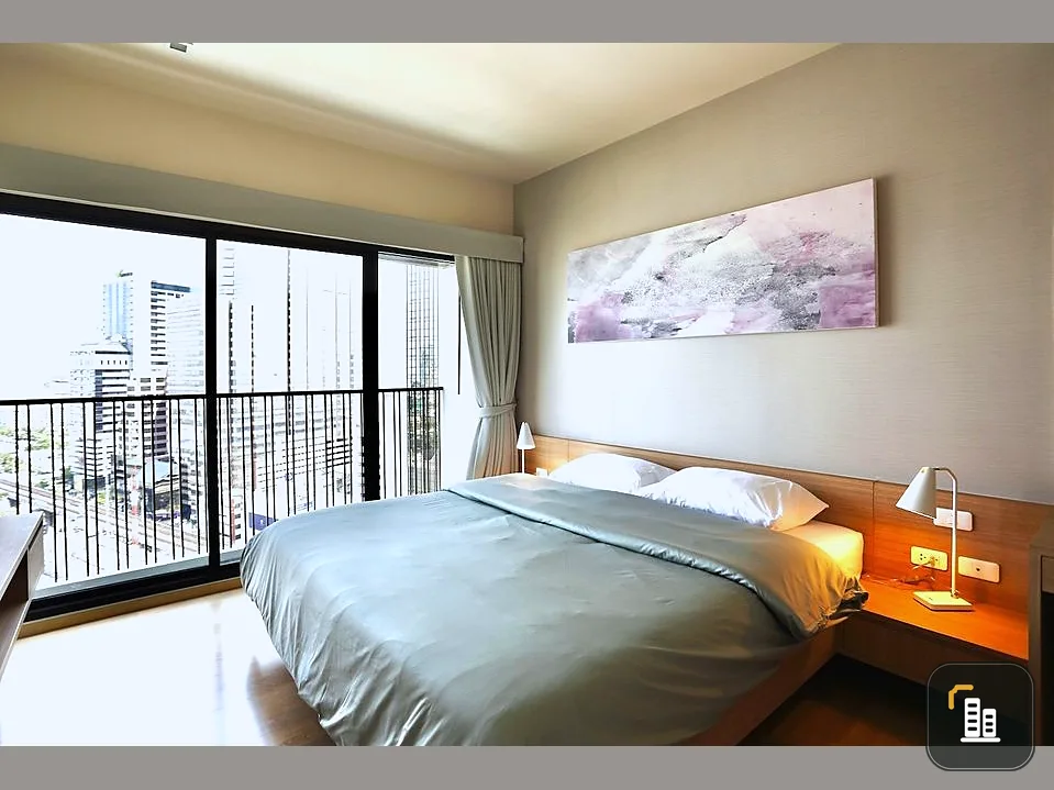 Corner room for rent, beautiful floor plan, ready to move in, high floor at Noble Reform Condo, you can't miss it.
