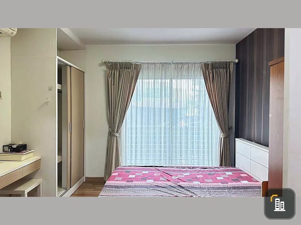 For sale The Seed Sathorn-Taksin. Room decorated with good wallpaper and built-in furniture. Don't miss it. Become the owner now.