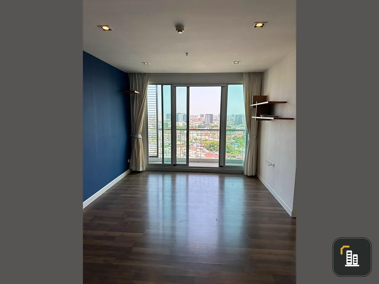 For sale The Room Sathorn-Taksin, 21st floor, city view, wallpapered room, good built-in wardrobe, buy.