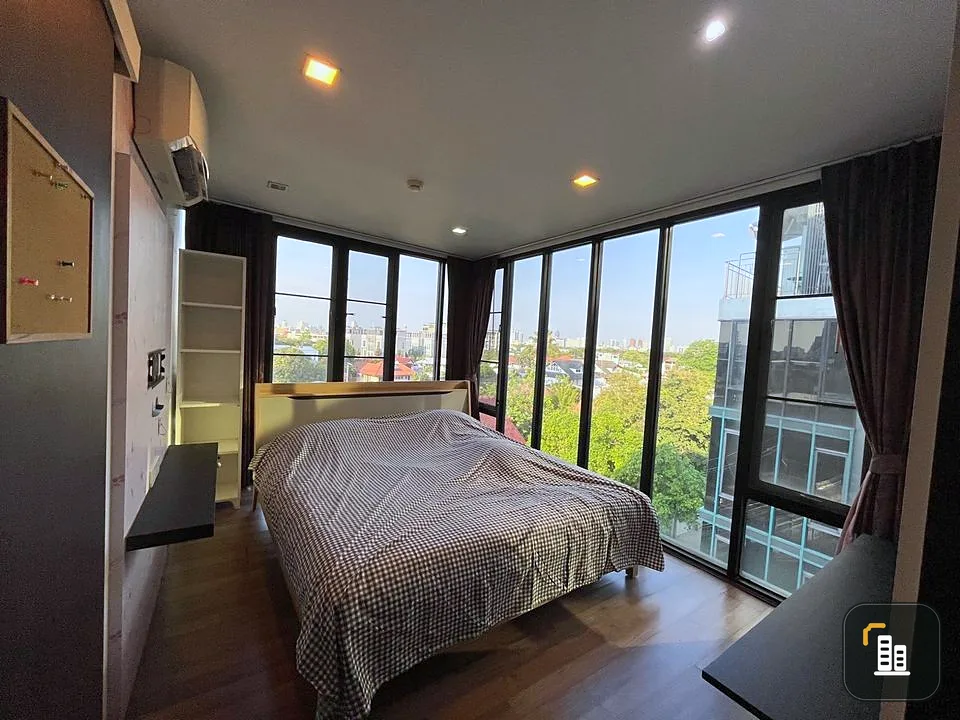 For sale: Prom Phahonyothin 2, 6th floor, corner room, swimming pool view, fully furnished, ready to move in. If interested in being an owner, hurry a