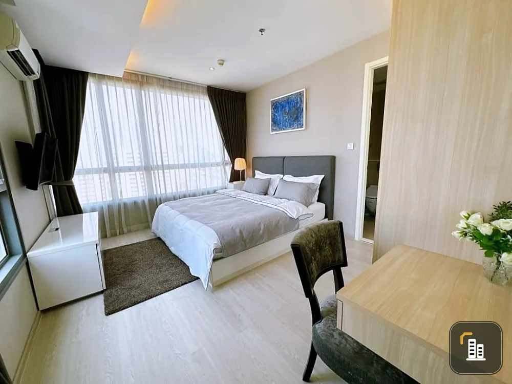 For Rent H Condo Sukhumvit 43, 26th floor, beautiful city view. The room is simply decorated, with pleasing color tones. Reserve now.