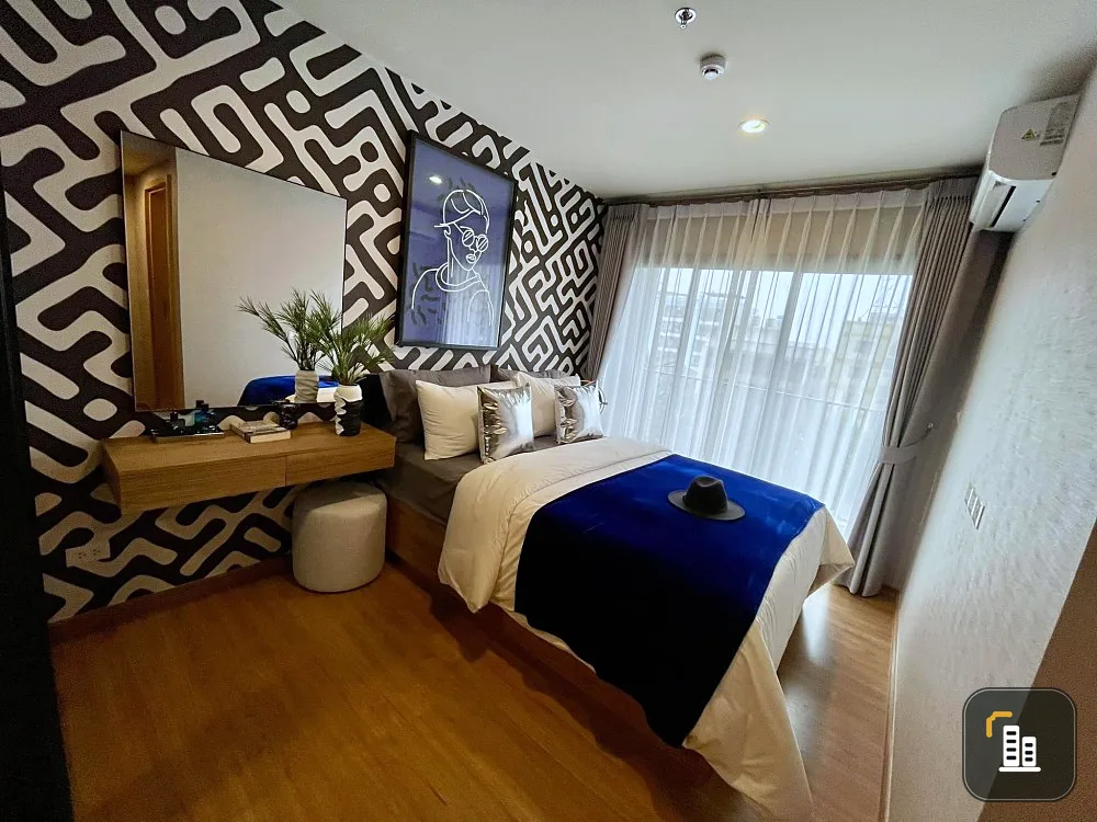 Selling down payment on The Line Vibe, 9th floor, south facing room, city view (not blocked), great price. If you miss it, you'll regret it later.