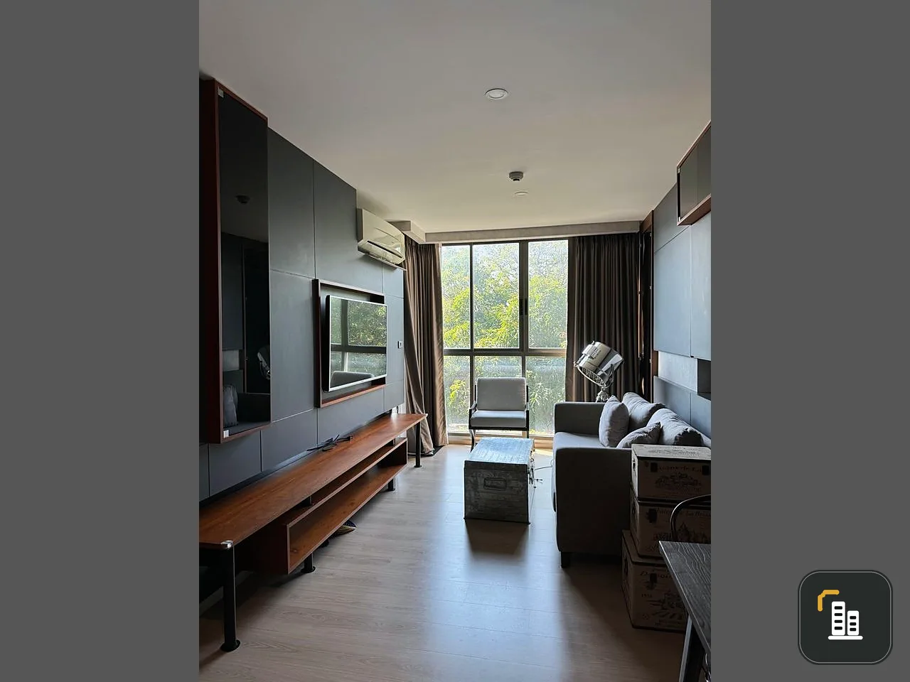 For sale: D Memoria Phahonyothin 8, 3rd floor, garden view, complete with furniture and electrical appliances. Let me tell you, it's a great value. Bo