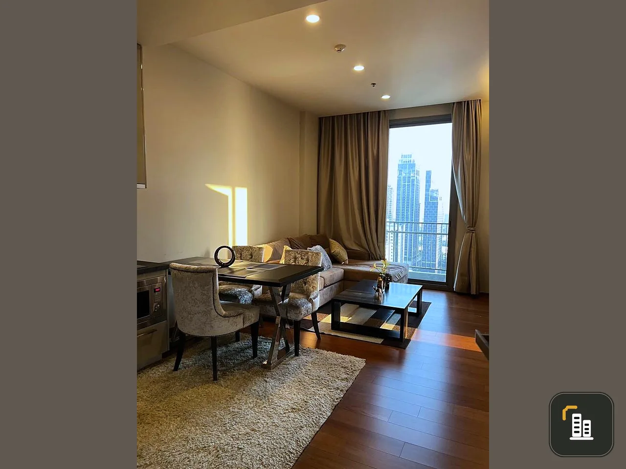 For rent: Quattro by Sansiri, 27th floor, corner room, beautiful view, comes with complete decorations. Book now, don't miss it.