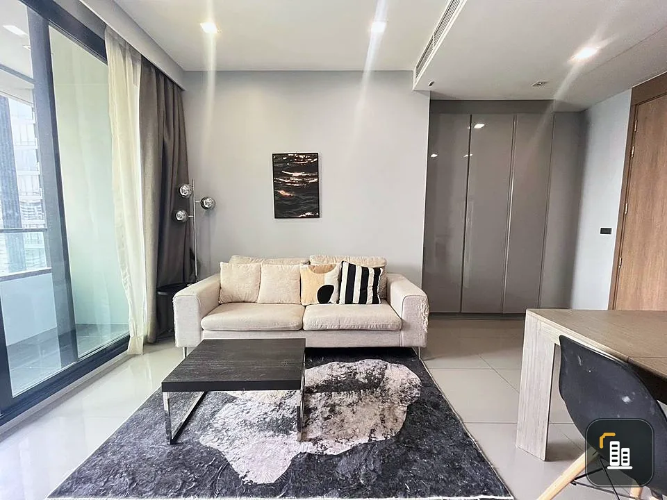 For rent M Silom, spacious space, comfortable to live in, clean, pleasing to the eye, and comfortable. Comes with a jacuzzi, don't miss it.
