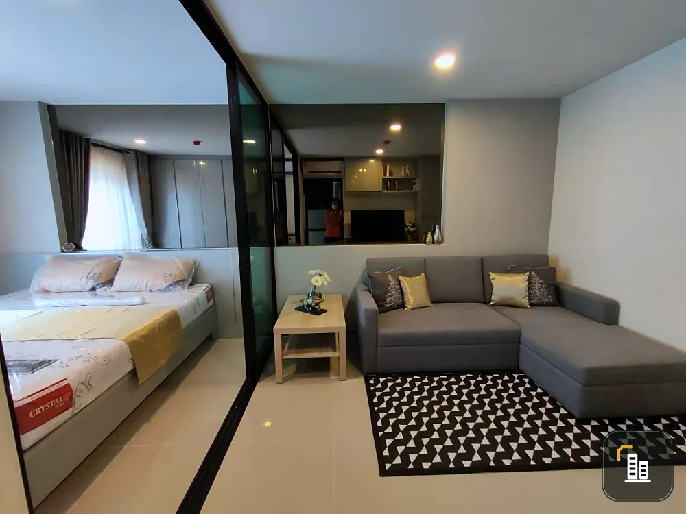 For sale: Reach Phahonyothin 52. The room is bright and comfortable to look at. Separated by a glass partition Decorated and ready to move in,