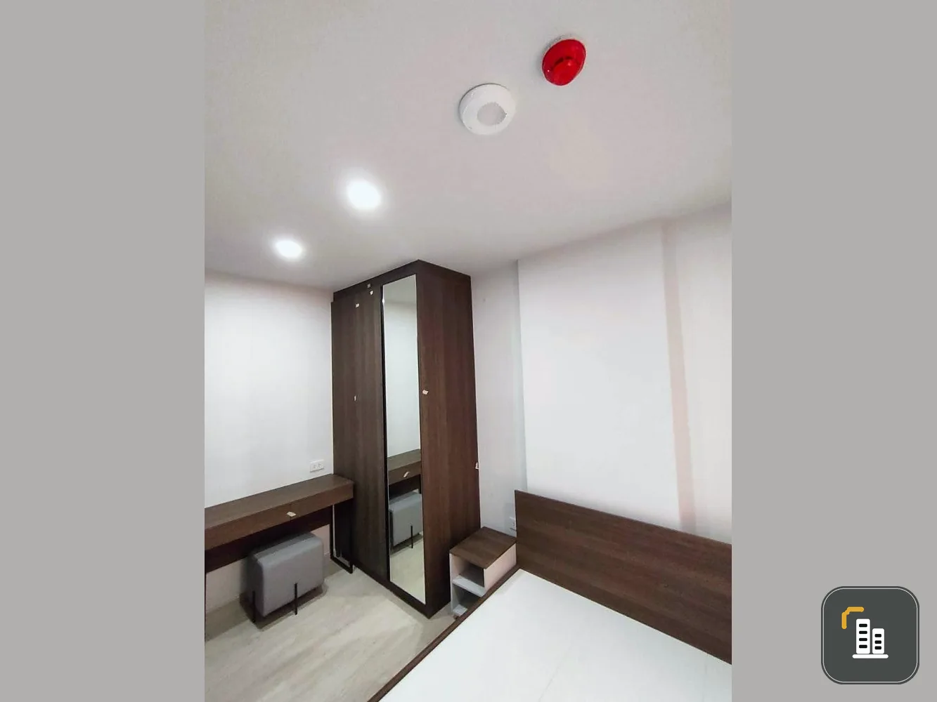 Selling down payment Nue Cross Khu khot Station, white room, easy on the eyes. Plus lots of furniture, complete in one place.