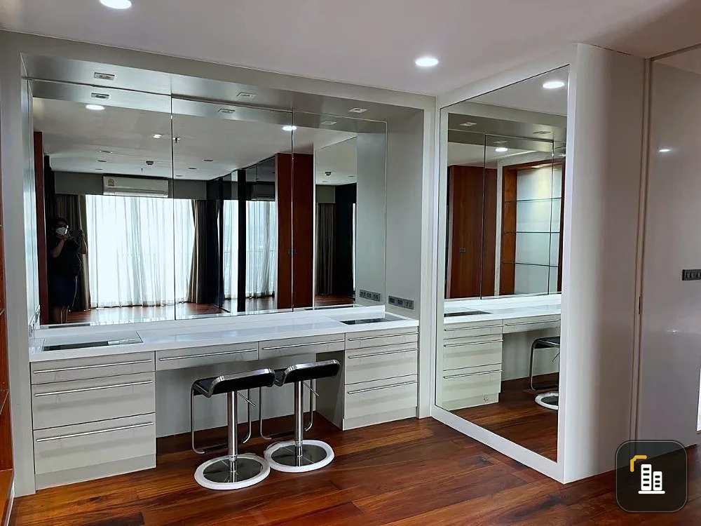 For sale: The Issara Lat Phrao, 36th floor, spacious room, comfortable to live in, beautifully decorated and livable. Don't postpone it, book now.