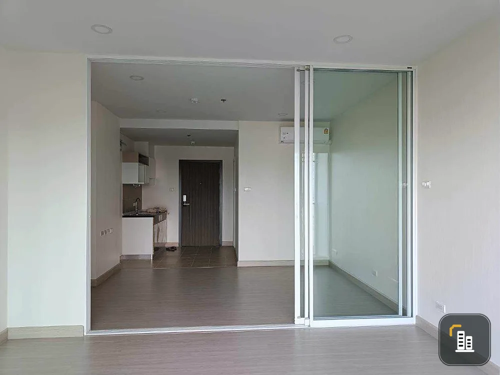 Empty room for sale, Supalai Park, Fai Chai Intersection, bright room, open view, easy on the eyes when looking at it. The wallpaper is well installed