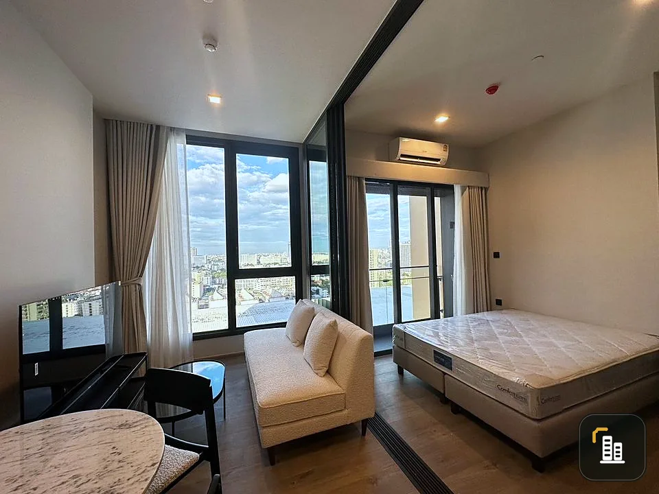 For rent: The Crest Park Residence, 18th floor, city view, separated rooms, very nice to live in. Don't delay, reserve now.