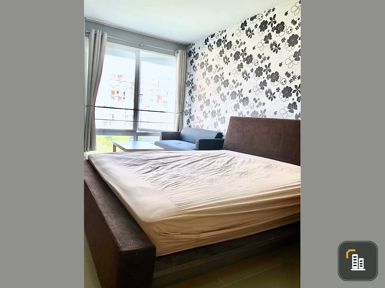 For rent i house Rama 9, room decorated with nice wallpaper. Just carry one bag and move in.