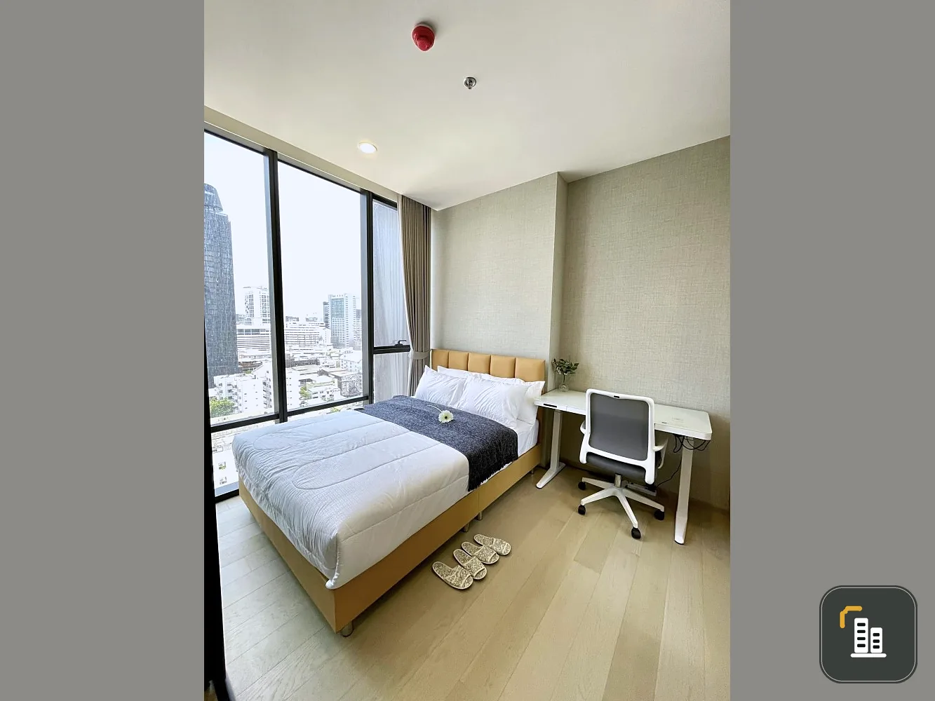 For rent the extro phayathai-rangnam Cozy decorated room, 8th floor, Santiphap Park view. Don't hesitate to reserve quickly.