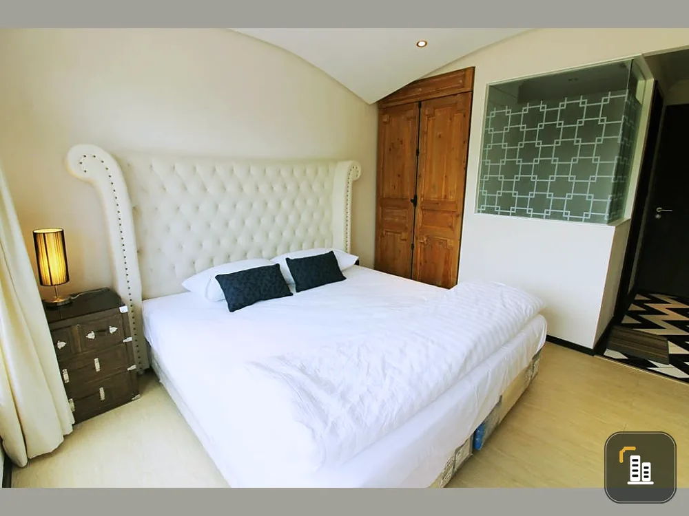 For rent, Venetian Signature, bright room, easy on the eyes. Nicely decorated With built-in kitchen Hurry and reserve before you miss out.