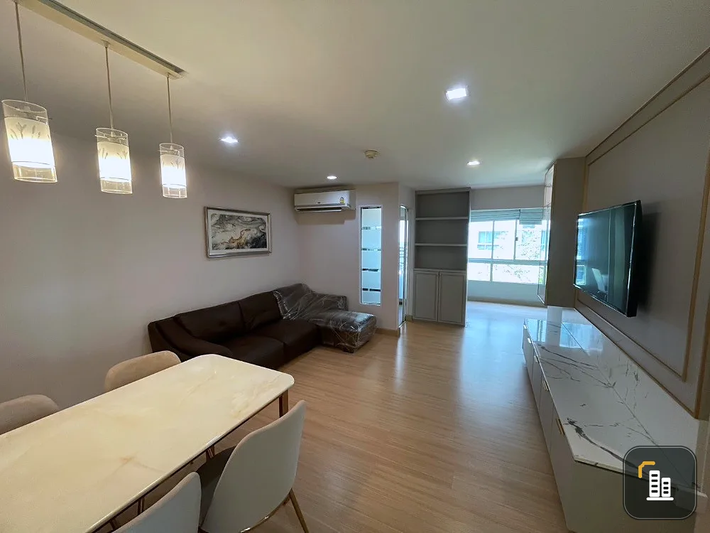 For sale: The Room Sukhumvit 79, corner room, wide and airy. Let me tell you, you shouldn't miss it. If interested, hurry and reserve it.