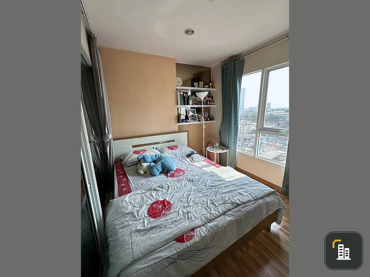 For sale/rent Regent Orchid Sukhumvit 101, separated room. With a large leather sofa, nice to sit on, buy now.