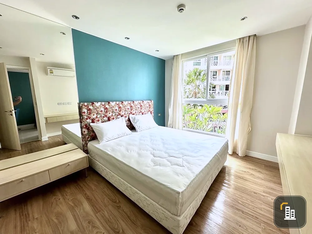 For rent, Grand Caribbean Resort Pattaya, 2nd floor, brightly colored room, has a view of the pool, and is pleasing to the eye. Good like this.