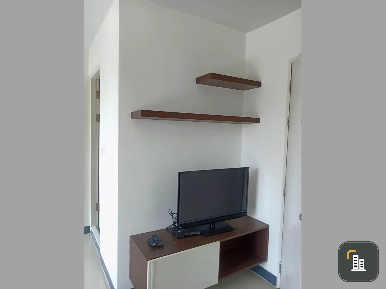 Condo for sale: The Avenue Spring, 4th floor, white room, comfortable to the eye, plus lots of built-in furniture. Reserve first, get first.