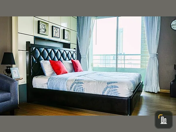 For sale: The LightHouse Sathorn-Charoen Nakhon. The room is spacious, very livable, decorated with every piece of good furniture. Book now.