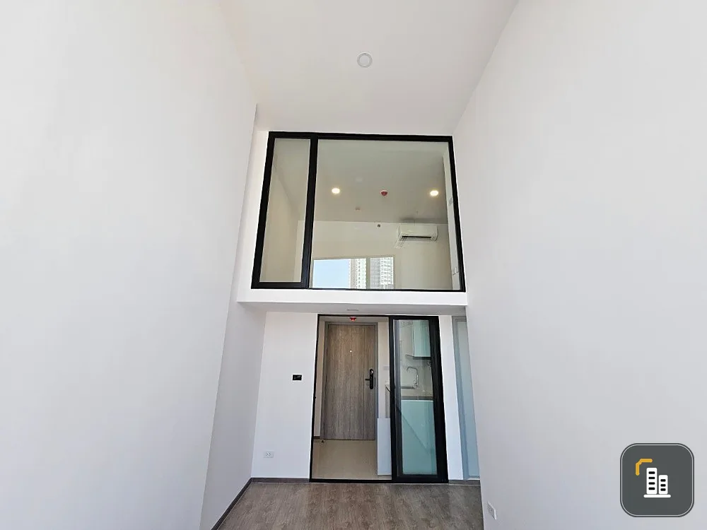 Down payment for sale, Soho Bangkok Ratchada, Duplex room, high ceiling, airy and comfortable, has the most beautiful city view, hurry and reserve now