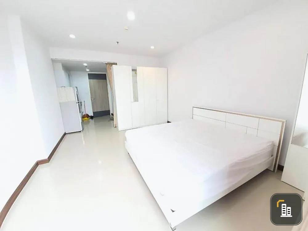 Supalai Premier Asoke. Urgent sale. Ready to move in. 25th floor. Good view. No building blocking. Cool breeze all the time. Don't wait. Book now.