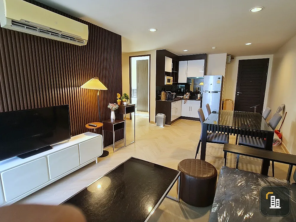 For rent: The Amethyst Sukhumvit 39, corner room, cross-sectional size, plus a large, comfortable sofa. Don't delay, book now.