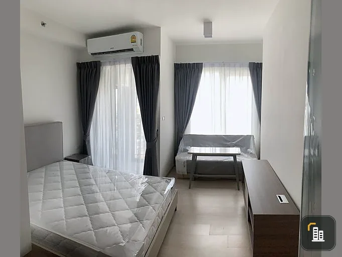 For sale: Chapter One ECO Ratchada-Huai Khwang Type STUDIO, corner room, very private. Whether you want to invest or stay yourself, it's worth it. Boo