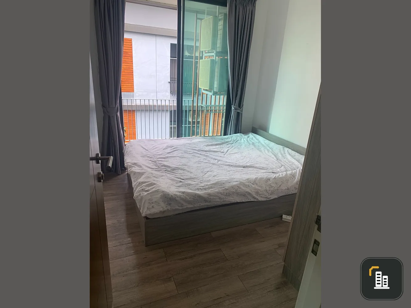For sale: Brown Condo Ratchada 32, 2 bedrooms, 1 bathroom, ready to move in, just drag your bags. Urgent.