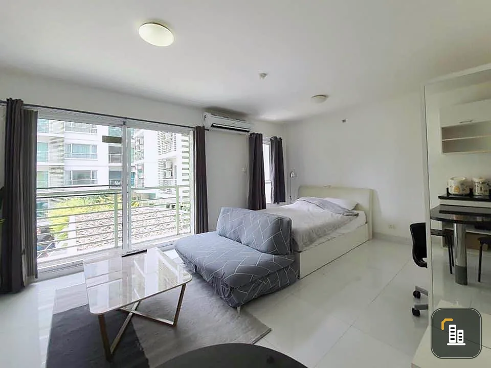 For rent, Phahon Metro, 3rd floor room, pool view, not hot, white room, clean, comfortable to the eye. You're already at ease. You can't miss it. Book
