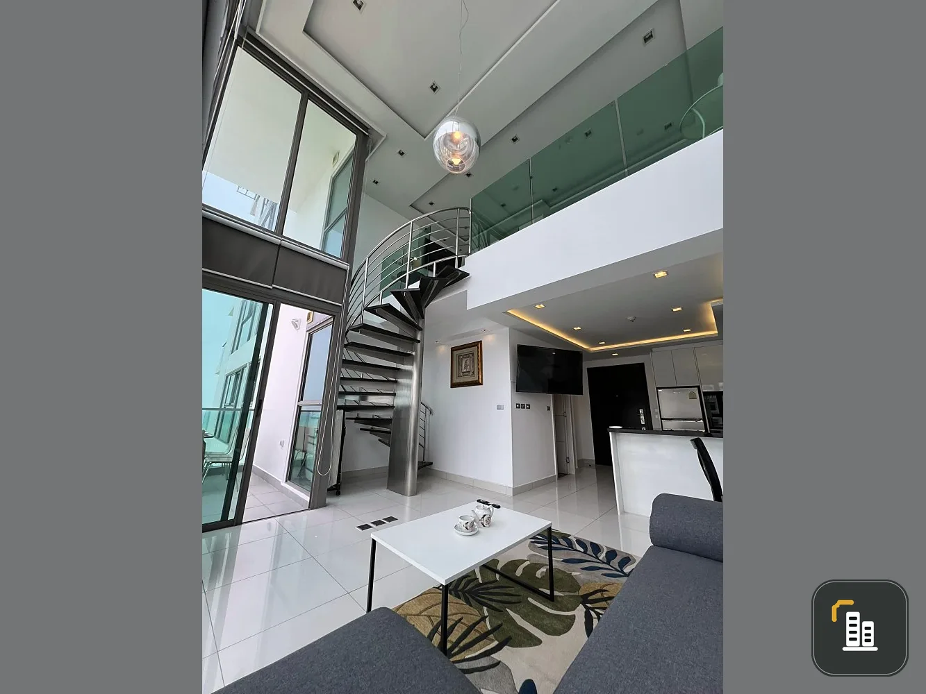 Condo for rent, Wongamat Tower, North Pattaya, Duplex room, high ceiling, open, plus sea view, looking at it is pleasing to the eye. Book now.