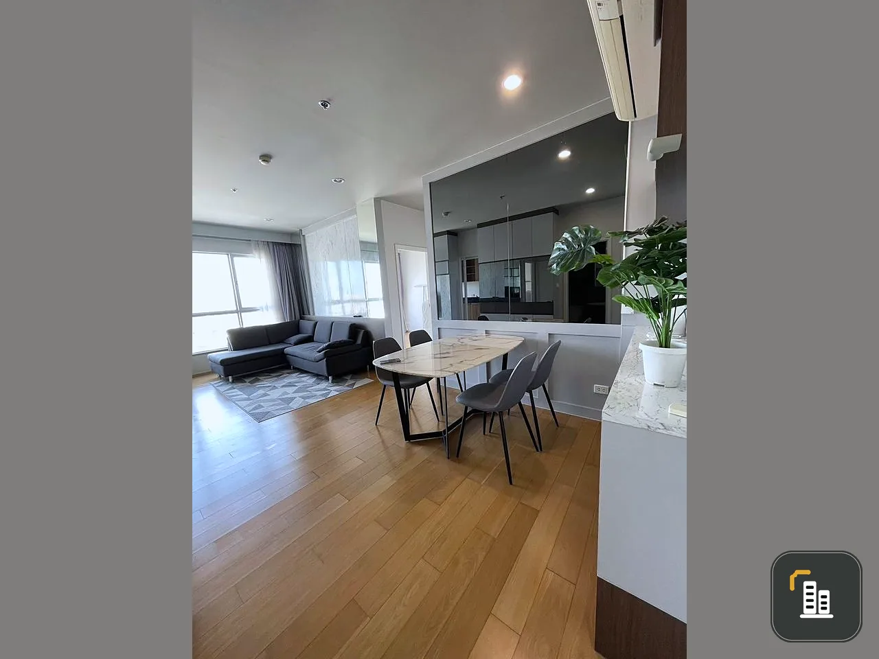 For rent/sale Hive Sathorn, spacious room Lots of usable space Great price You must hurry and reserve it quickly.