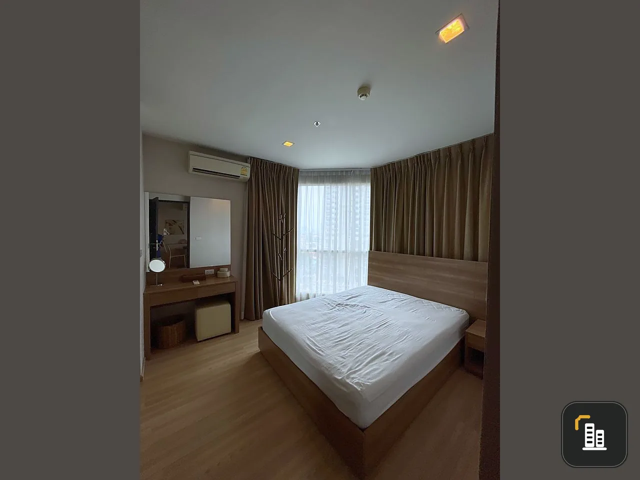 For rent: Rhythm Sathorn, 9th floor, Chao Phraya River view. Comes with complete furniture and electrical appliances. If interested, hurry and reserve